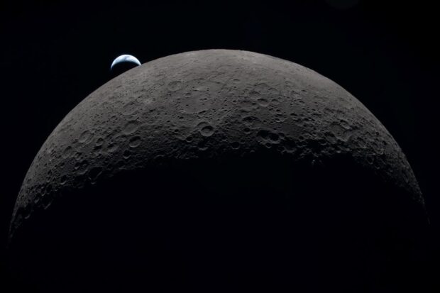 Lado oscuro de la Luna visto desde la nave Orión de la Misión Artemis II.