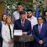 Punto de prensa en el Congreso de Franco Parisis. Detrás de él 9 diputados del Partido de la Gente.