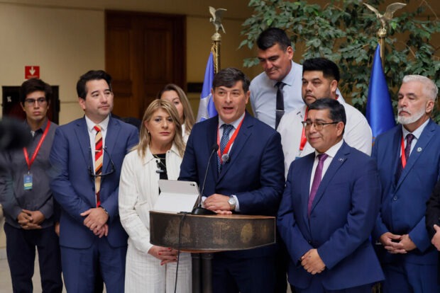Punto de prensa en el Congreso de Franco Parisis. Detrás de él 9 diputados del Partido de la Gente.