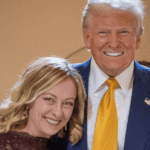 Georgia Meloni abrazando a Donald Trump