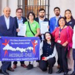 Un grupo de dirigentes y parlamentarios sostienen un lienzo de Ancosalud Chile y una carta dirigida al presidente Kast.