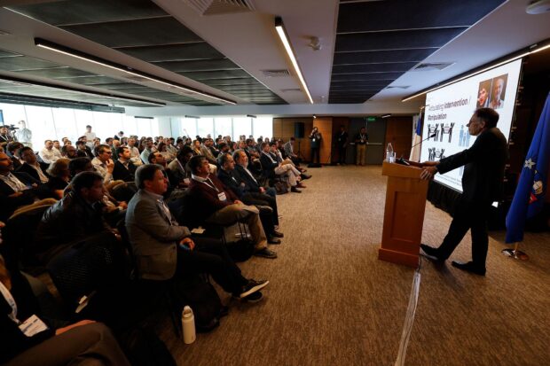 Guido Imbens visitó la U. de Chile para participar en una jornada sobre evidencia, causalidad e inteligencia artificial junto a representantes de la academia, la industria y el sector público, entre otras actividades en la Casa de Bello.