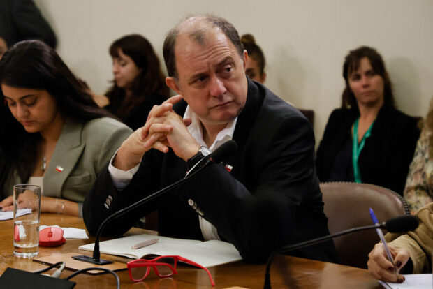 El ministro de Vivienda y Urbanismo, Iván Poduje, durante la Comisión de Vivienda de la Cámara de Diputadas y Diputados.