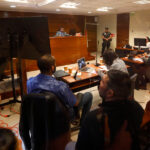 Audiencia en el Juzgado de Garantía de Los Lagos, en la parte inferior se observa a los hijos de Julia Chuñil y en la parte derecha al Ministerio Público.