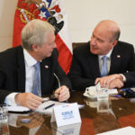 Detienen a sujeto por amenazas de muerte a Kast y Quiroz en un video Presidente José Antonio Kast junto al ministro de Hacienda, Jorge Quiroz. Están sentado el uno al lado de otro mientras conversan.