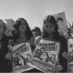 Madre y actriz María Maluenda y viudas de tres profesionales degollados se manifiestan en el bandejón central de la Alameda.