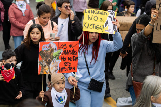 Marcha ambientalista. Se ven carteles que dicen: "La naturaleza no se Kastiga" y "Los animales no votan pero importan".