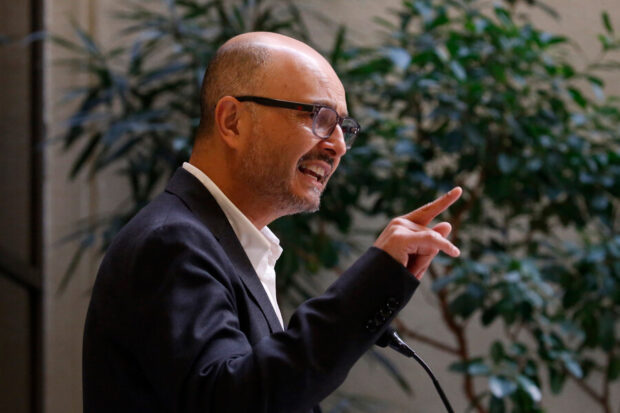 El diputado del Partido Socialista, Marcos Ilabaca, realiza un punto de prensa en la Cámara de Diputados. 