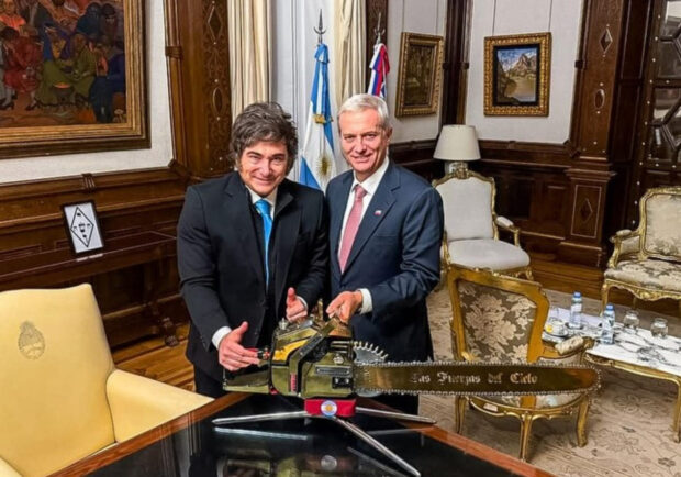 Presidente José Antonio Kast y su par de Argentina, Javier Milei, con la motosierra.