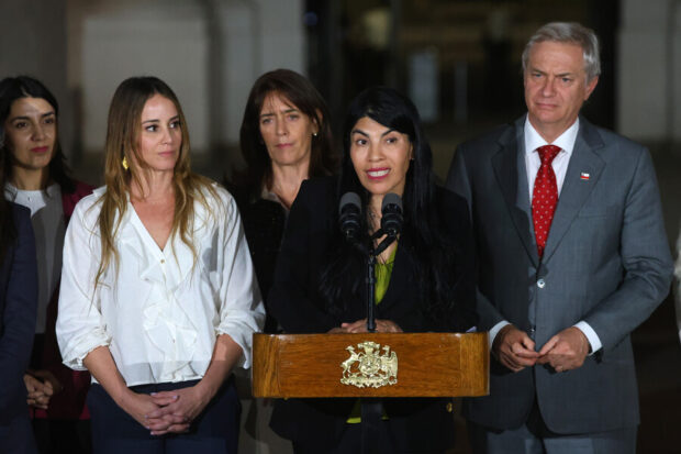 Ministra de Ciencias, Ximena Lincolao habla en el micrófono en compañía del Presidente José Antonio Kast y otros secretarios de Estado.