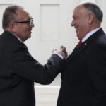 El ministro de la Segpres, José García Ruminot, le da la mano al diputado Sergio Bobadilla (UDI) en la entrada del Palacio de La Moneda.