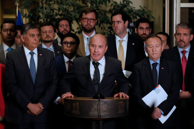 Ministros Alvarado, Quiroz y García Ruminot en el Congreso.