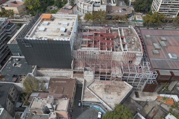 Vista área de las obras de construcción del Centro Cultural GAM, con andamios y estructuras metálicas expuestas.