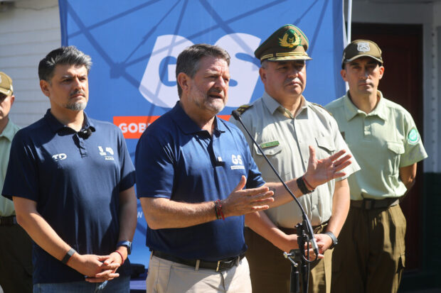 Punto de prensa del gobernador Claudio Orrego junto al alcalde Felipe Muñoz y Carabineros.