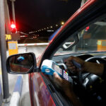 Pago de peaje con tarjeta de debito.