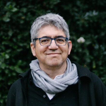 Retrato del profesor Rodrigo Mora, académico del Departamento de Urbanismo de la Facultad de Arquitectura y Urbanismo de la Universidad de Chile.