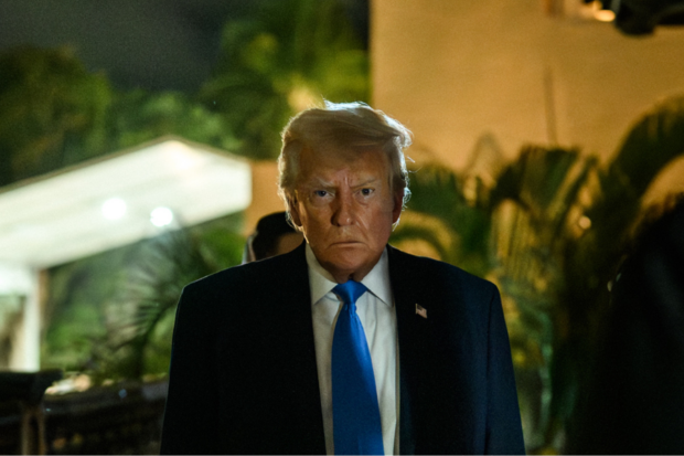 Presidente de Estados Unidos, Donald Trump, mirando directamente a la cámara.