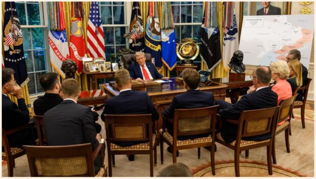 Una imágen que vale más que mil palabras, Trump sentado en la cabecera y los líderes europeos amontonados hablan sobre la guerra en Ucrania