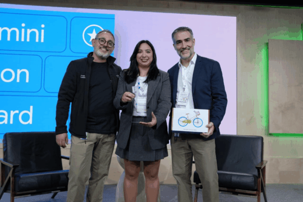 Representantes de la Universidad de Chile posan en el escenario con el galardón y una réplica de la Google Campus Bike.