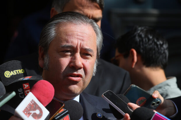 El diputado del partido republicano salió en defensa del ministro de Hacienda en medio de los cuestionamientos por los recortes presupuestarios en distintas reparticiones del Estado.