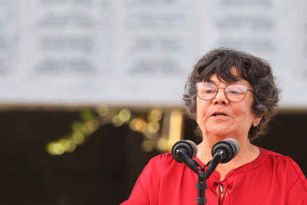 Alicia Lira, presidenta de la Agrupación de Familiares de Ejecutados Políticos, se dirige a los presentes en el marco del término de las obras de conservación del Memorial de Detenidos Desaparecidos y Ejecutados Politicos.