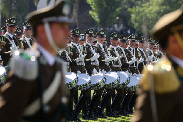 Funcionarios de Carabineros en formación durante un desfile.