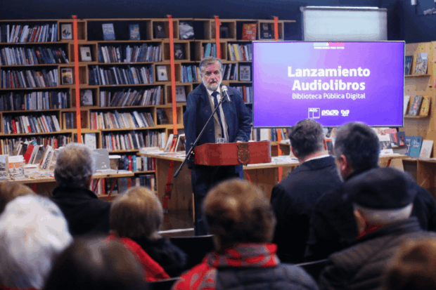 El ministro de Cultura Francisco Undurraga en el lanzamiento de los audiolibros de la Biblioteca Pública Nacional.