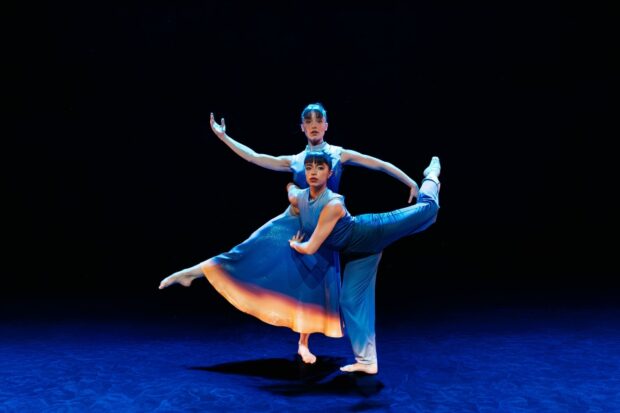 dos bailarinas del Ballet Nacional Chileno, posan durante la presentación de la obra "De una luz a otra".