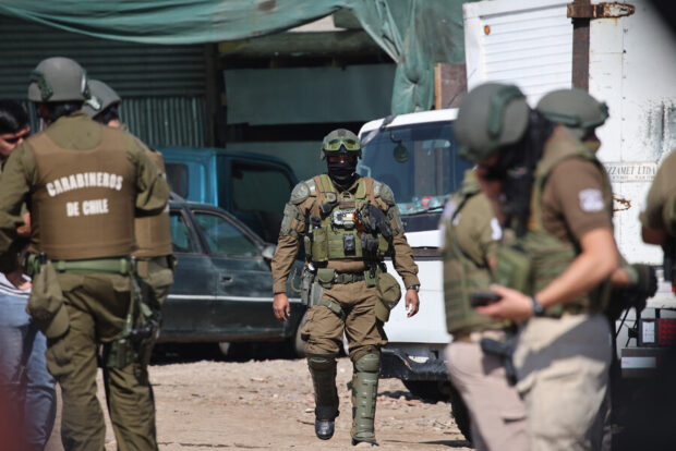 Fotografía de Carabineros mientras realizan un  allanamiento. Foto: Aton Chile.