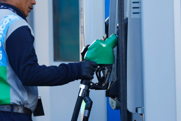 Bombero de la bencinera Aramco preparándose para cargar combustible.