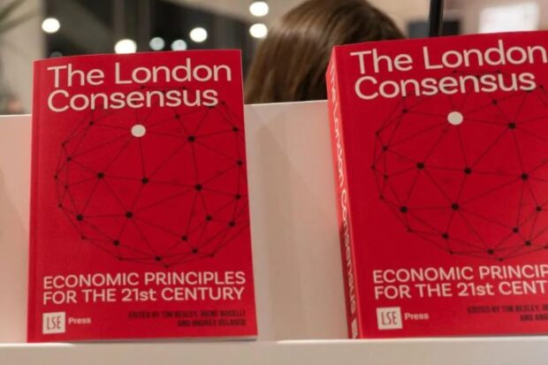 Ejemplares de The London Consensus.