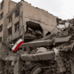 Quiebre Israel-Estados Unidos deja al conflicto con Irán y el futuro del Líbano en la incertidumbre Una bandera de Irán entre los escombros de un edificio.