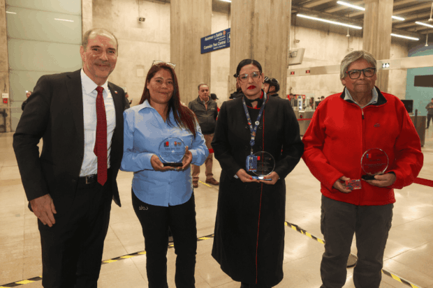 El ministro de Transporte, Louis de Grange, junto a los funcionarios del transporte público premiados este viernes 17 de abril.
