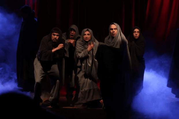 Una escena de la obra "Hamlet-Multitud".