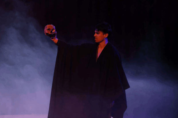 Escena de la obra "Hamlet-Multitud".