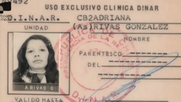 Imagen de una credencial de la Dirección de Inteligencia Nacional (DINA) que incluye la fotografía de Adriana Rivas, junto a su nombre completo. El documento presenta timbres oficiales y datos administrativos, evidenciando su vínculo con el organismo represivo durante la dictadura.