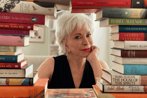 La escritora Isabel Allende posando con sus libros.