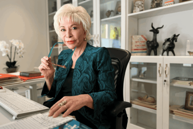 Isabel Allende en su escritorio.