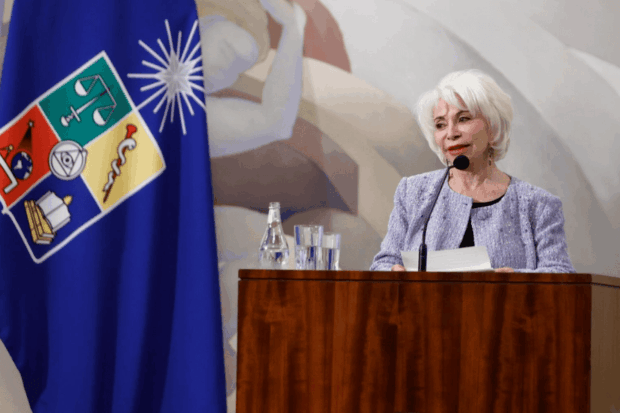 Isabel Allende recibiendo la Medalla Rectoral de la U. de Chile.