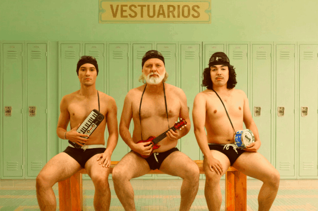 El músico Jano Soto (Veterano) posando con traje de baño en unos vestuarios. 