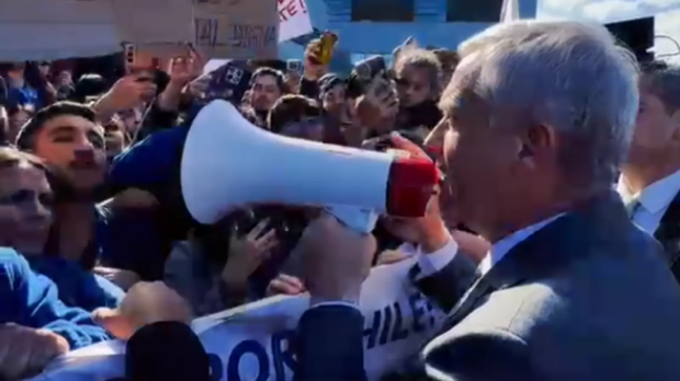 El Presidente José Antonio Kast tomó un megáfono durante una manifestación en Temuco.