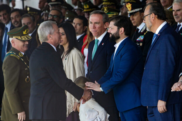 José Antonio Kast estrecha las manos con el expresidente Gabriel Boric.