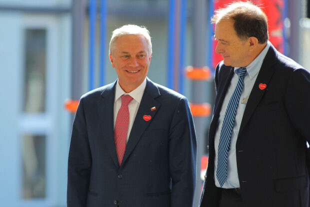 Presidente José Antonio Kast y el ministro de Vivienda, Iván Poduje.