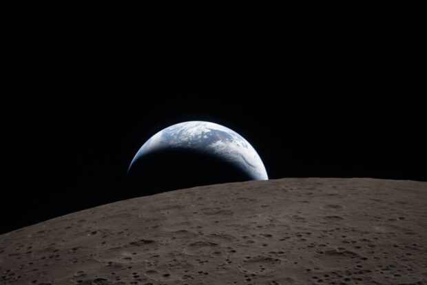 La Tierra se asoma en el horizonte de la Luna.