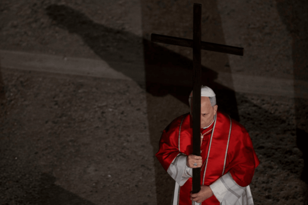 El Papa León XIV durante el Vía Crucis.