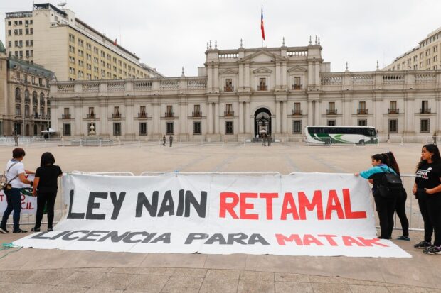 Lienzo instalado frente a La Moneda en protesta contra la promulgación de la Ley Nain-Retamal.