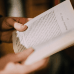 ¿Chile dejó de entender lo que lee? Académicos alertan sobre déficit que afecta a más de la mitad de los adultos Un libro abierto.