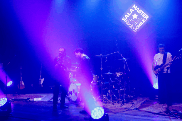 Lucybell presentándose en Sala Master de Radio Univesidad de Chile.