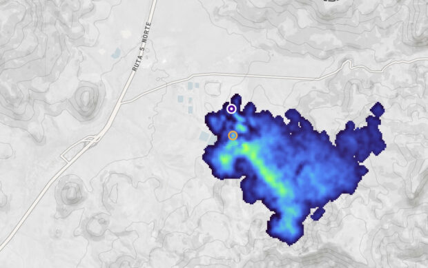 Mapa topográfico que muestra una mancha de calor de emisiones de metano en tonos azules y amarillos, ubicada al este de la Ruta 5 Norte.