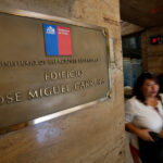 Chile cierra su embajada en Irán por razones de reordenamiento y seguridad Cartel en la entrada del Ministerio de Relaciones Exteriores.